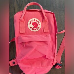 Like new. Mini Fjallraven Kanken bag. No signs of wear. Used once. Peach pink